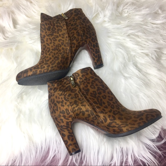 LOFT Shoes - Ann Taylor LOFT Skylar Suede ankle booties SZ 8.5